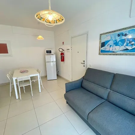 Apartment Refurbished Flat In A Residential Area