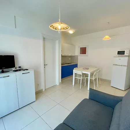 Apartment Refurbished Flat In A Residential Area *