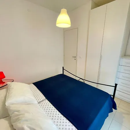 Apartment Refurbished Flat In A Residential Area *